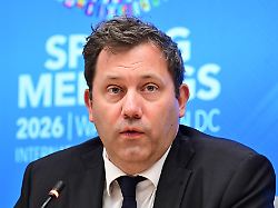 lars klingbeil spd bundesminister der finanzen nimmt waehrend der iwf fruehjahrstagung an einer pressekonferenz mit dem bundesbankchef teil