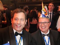 lars klingbeil gemeinsam mit jochen ott bei der verleihung des orden wider den tierischen ernst im congress center aachen 31 01