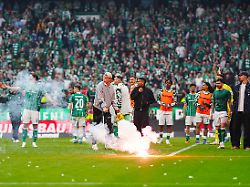 leuchtrakete fliegt auf spieler sv werder bremen ger sv werder bremen vs hsv hamburg fussball bundesliga bundesliga spieltag 30 spielzeit 2025 2026 18 04