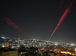 leuchtspurgeschosse erhellen den nachthimmel waehrend menschen nach einem waffenstillstand zwischen israel und der hisbollah mit scharfer munition in die luft schiessen