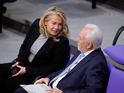 linda teuteberg wolfgang kubicki fdp deutschland berlin reichstag der bundestag hat das sogenannte zustrombegrenzungsgesetz der cdu csu fraktion mit knapper mehrheit abgelehnt