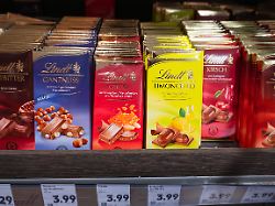lindt schokoladensortiment im regal verschiedene suessigkeiten mit alkohol nuss und fruchtgeschmack supermarkt in trier deutschland