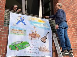 lorans l und marmik yedgarian haengen ein abiturplakat fuer die abschlusspruefung ihres 19 jaehrigen sohnes julian auf