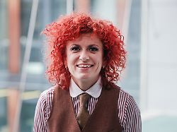 lucy diakovska saengerin der no angels steht beim fernsehsender rtl vor dem studio