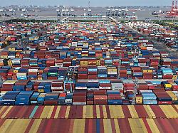 luftaufnahme eines containerterminals in shanghai