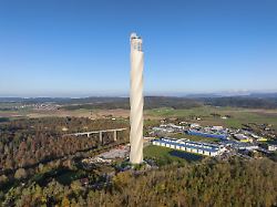 luftbild panorama vom 246 meter hohen tk elevator testturm der firma thyssenkrupp ag aufzug testturm fuer express und hochgeschwindigkeitsaufzuege