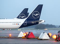 lufthansa flugzeuge parken am morgen auf dem hamburger flughafen die pilotengewerkschaft vereinigung cockpit hat die piloten der lufthansa seit der nacht zu einem zweitaegigen streik aufgerufen