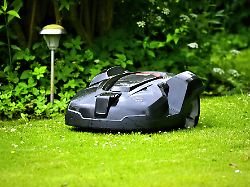 maehroboter auf einem rasen