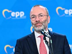 manfred weber csu partei und fraktionsvorsitzender der europaeischen volkspartei gibt zum abschluss eines vorstandstreffens der evp fraktion im europaeischen parlament eine pressekonferenz