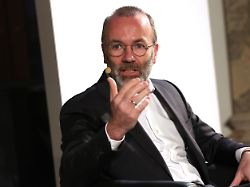 manfred weber csu vorsitzender der evp spricht bei einer podiumsdiskussion mit dem titel wir in europa