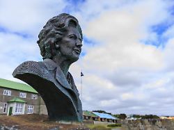 margaret thatcher bronze statue 1982 falklands war memorial liberation monument stanley port stanley falkland islands south america publicationxinxgerxsuixautxonly copyright eleanorxscriven 1167 1823