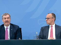 markus soeder und friedrich merz bei einem pressestatment zu den beschluessen nach den gespraechen der koalition zur entlastung der buerger und unternehmer im kanzleramt berlin 13 04