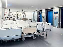 mehrere gebrauchte krankenhausbetten stehen unbesetzt auf einem flur einer klinik die betten wurden bereits genutzt und sind aktuell nicht belegt
