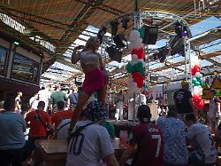 menschen feiern im lokal bierkoenig waehrend des partytages zur eroeffnung der saison 2026