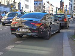 mercedes auto parkt radweg zu karl marx strasse neukoelln berlin deutschland