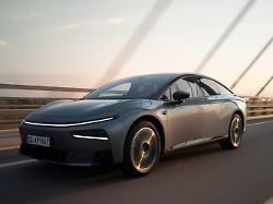 mit einer laenge von etwas ueber fuenf metern das derzeit groesste modell im portfolio ist der p7 ausgelegt auf raum reisen und relaxen