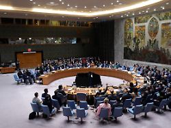 mitglieder des sicherheitsrats stimmen im hauptquartier der vereinten nationen ueber eine resolution ab