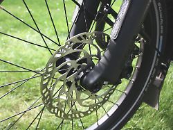 moderne scheibenremsen an fahrraedern wie diese von magura setzen auf luftig leichte scheiben und eine hydraulische betaetigung