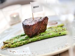 muenchen 8 4 2024 steakhaus the ash muenchen an der leopoldstrasse 9 hier filetsteak medium