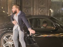 nachtleben nachtleben in breslau wroclaw junger mann steigt aus einem schwarzen porsche 21 9