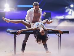 nadja benaissa saengerin und vadim garbuzov profitaenzer tanzen in der rtl tanzshow let s dance im coloneum