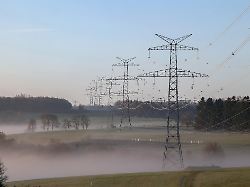 nebel liegt am morgen ueber ueber der landschaft wie hier bei siegen oberschelden eine stromtrasse bei siegen oberschelden winter im siegerland am 12 03 2026 in siegen deutschland