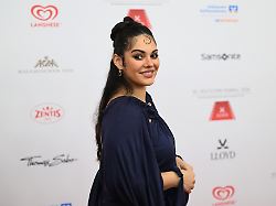 nilam farooq geht beim 50 deutscher filmball ueber den roten teppich vor dem bayerischen hof