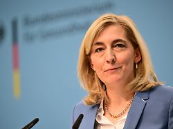 nina warken cdu bundesministerin fuer gesundheit spricht waehrend einer pressekonferenz zur geplanten finanzreform fuer die gesetzliche krankenkasse gkv 5