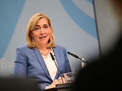 nina warken cdu bundesministerin fuer gesundheit spricht waehrend einer pressekonferenz zur geplanten finanzreform fuer die gesetzliche krankenkasse gkv 6