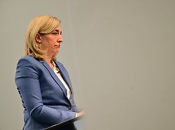 nina warken cdu bundesministerin fuer gesundheit spricht waehrend einer pressekonferenz zur geplanten finanzreform fuer die gesetzliche krankenkasse gkv 7