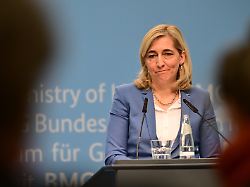nina warken cdu bundesministerin fuer gesundheit spricht waehrend einer pressekonferenz zur geplanten finanzreform fuer die gesetzliche krankenkasse gkv 8