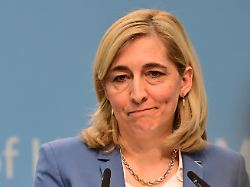 nina warken cdu bundesministerin fuer gesundheit spricht waehrend einer pressekonferenz zur geplanten finanzreform fuer die gesetzliche krankenkasse gkv 9