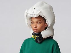 nur wenn er wirklich gebraucht wird legt sich der schuetzende lufthelm hoevding um den kopf des bikers