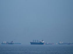 oeltanker und frachtschiffe reihen sich in der strasse von hormus auf gesehen von khor fakkan 1