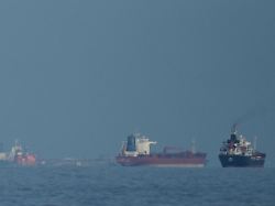 oeltanker und frachtschiffe reihen sich in der strasse von hormus auf gesehen von khor fakkan 3