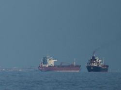 oeltanker und frachtschiffe reihen sich in der strasse von hormus auf gesehen von khor fakkan 4