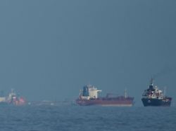 oeltanker und frachtschiffe reihen sich in der strasse von hormus auf gesehen von khor fakkan 5