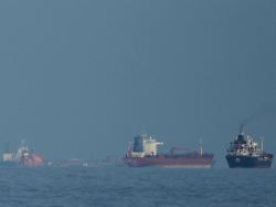 oeltanker und frachtschiffe reihen sich in der strasse von hormus auf gesehen von khor fakkan