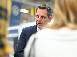 olaf lies spd ministerpraesident von niedersachsen spricht mit gaesten im vw werk emden