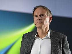 oliver blume vorstandsvorsitzender der volkswagen ag spricht vor journalisten volkswagen will seine strategie in china fuer den export in den globalen sueden anpassen