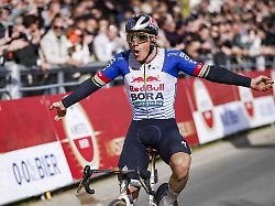 olympiasieger remco evenepoel triumphierte beim amstel gold race