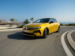 opels elektrischer astra ist als limousine und kombi zu haben