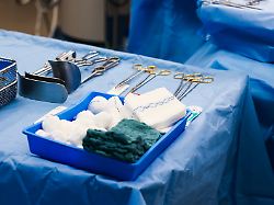 operationsbesteck liegt auf einem tisch im op zentrum der schoen klinik