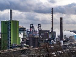 panorama des thyssenkrupp steel stahlwerk in duisburg bruckhausen vorne das gasbefeuerte kraftwerk hamborn gruene fassade des kesselhaus block5 mitte die hochoefen 8 und 9 nrw deutschland