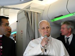 papst leo xiv spricht zu journalisten an bord seines fluges zum houari boumediene international airport in algier zu beginn einer 11 taegigen apostolischen reise nach afrika 1