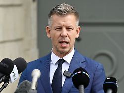 peter magyar vorsitzender der bei den wahlen siegreichen tisza partei spricht zu den medien bevor er staatspraesident sulyok im praesidialen alexanderpalast trifft