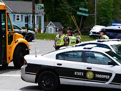 polizeibeamte stehen in der naehe des tatorts nach schuessen im leinbach park bei einem schusswechsel in einem park in winston salem sind zwei jugendliche getoetet und fuenf weitere verletzt worden