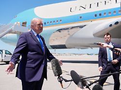 praesident donald trump spricht zu reportern bevor er an bord der air force one am palm beach international airport in west palm beach florida geht