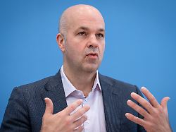 prof marcel fratzscher praesident des deutschen institutes fuer wirtschaftsforschung diw in der bundespressekonferenz zur vorstellung des thema klimageld a wir zeigen dass es moeglich ist berlin 21 03