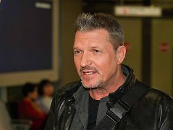 rtl dschungelcamp frankfurt 2026 hardy krueger jr bei der abreise zur rtl sendung ich bin ein star holt mich hier raus dschungelcamp 2026 am flughafen frankfurt